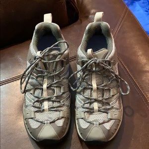 Women’s tennis shoes